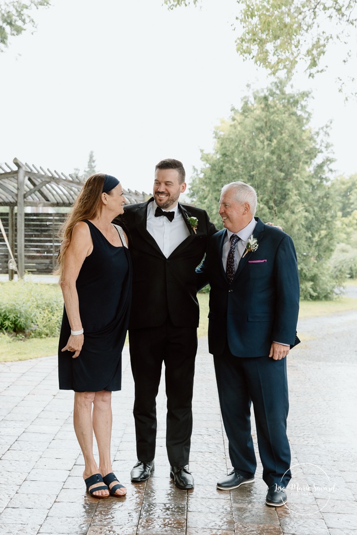 Rainy wedding photo. Rainy family wedding photos. Mariage pluvieux à Montréal. Montreal rainy wedding. Photographe mariage à Montréal. Montreal wedding photographer. Mariage à Mouton Village. Mouton Village wedding.