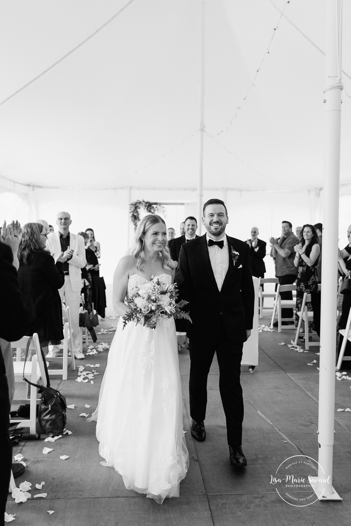 Rainy wedding ceremony under tent. Tent wedding ceremony. Mariage pluvieux à Montréal. Montreal rainy wedding. Photographe mariage à Montréal. Montreal wedding photographer.