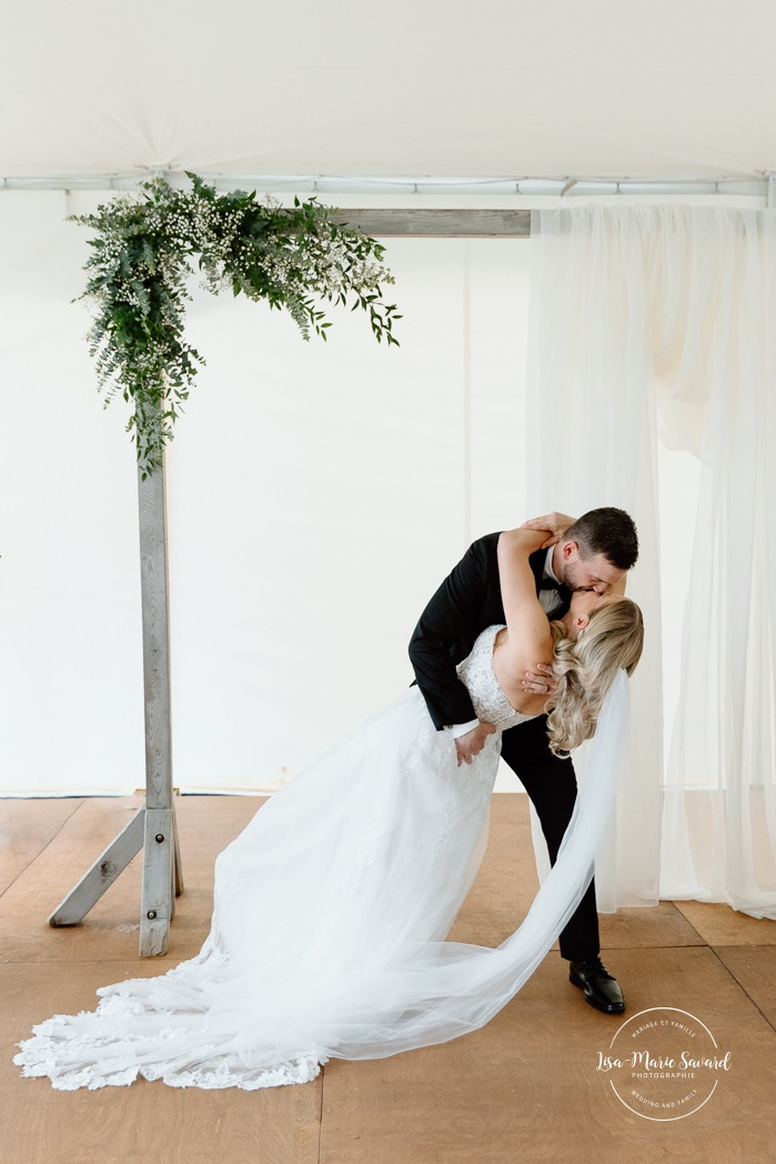 Rainy wedding ceremony under tent. Tent wedding ceremony. Mariage pluvieux à Montréal. Montreal rainy wedding. Photographe mariage à Montréal. Montreal wedding photographer.