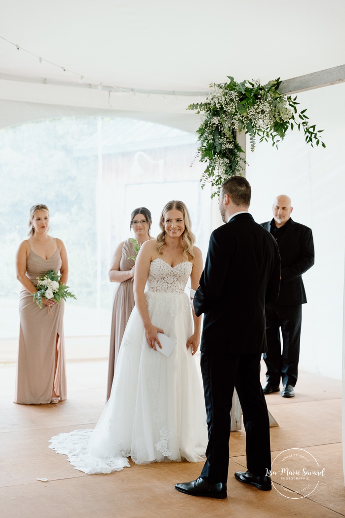 Rainy wedding ceremony under tent. Tent wedding ceremony. Mariage pluvieux à Montréal. Montreal rainy wedding. Photographe mariage à Montréal. Montreal wedding photographer.