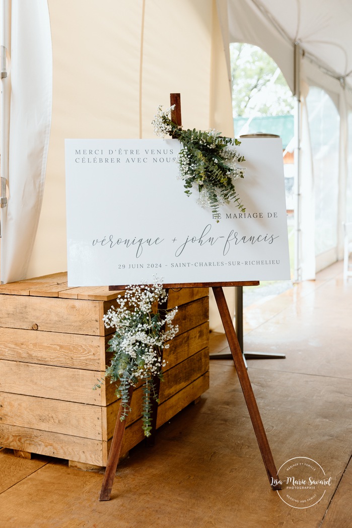 Rainy wedding ceremony under tent. Tent wedding ceremony. Mariage pluvieux à Montréal. Montreal rainy wedding. Photographe mariage à Montréal. Montreal wedding photographer.