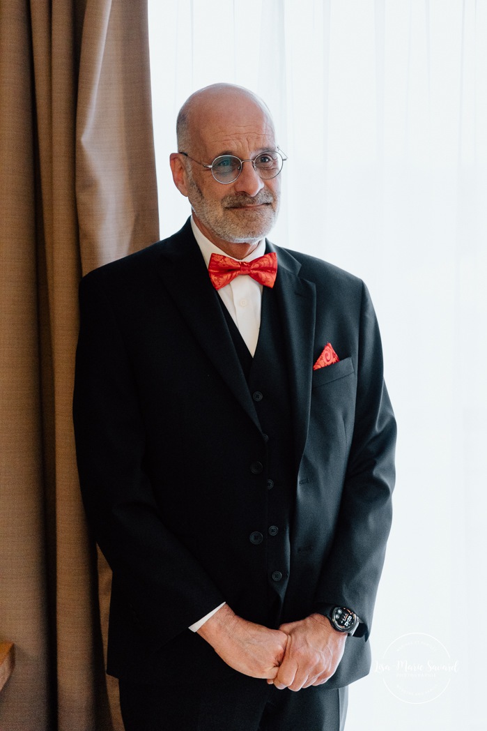 Father of the bride first look. Bride and father wedding first look. Bride getting ready with bridesmaids in hotel room. Mariage Hôtel Rive-Gauche Beloeil. Photographe mariage à Montréal. Montreal wedding photographer.