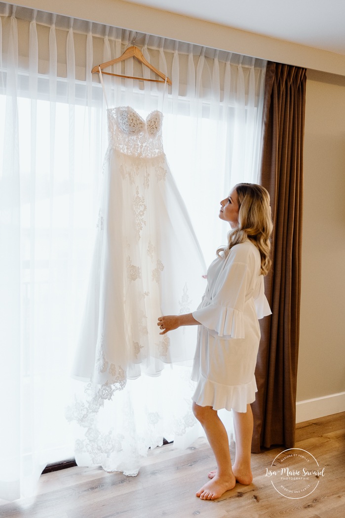 Bride getting ready with bridesmaids in hotel room. Mariage Hôtel Rive-Gauche Beloeil. Photographe mariage à Montréal. Montreal wedding photographer.