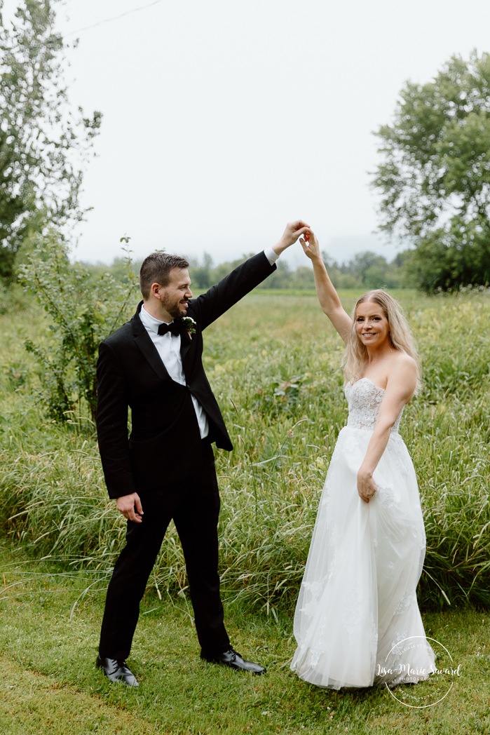 Rainy wedding photos. Wedding photos with umbrellas. Mariage pluvieux à Montréal. Montreal rainy wedding. Photographe mariage à Montréal. Montreal wedding photographer. Mariage à Mouton Village. Mouton Village wedding.