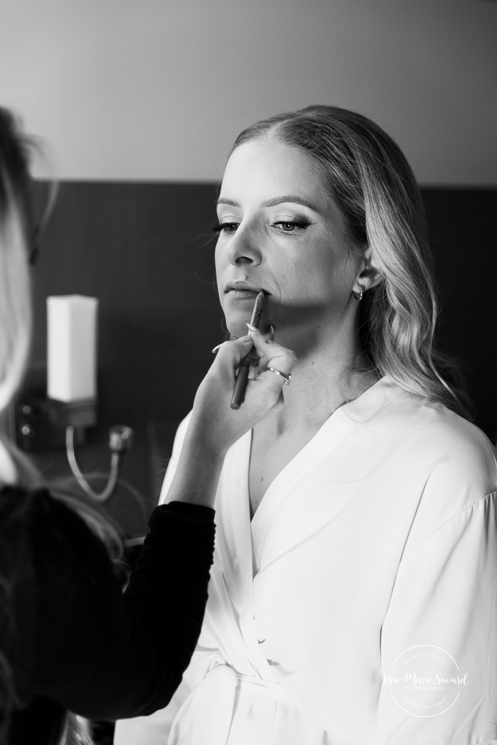 Bride getting ready with bridesmaids in hotel room. Mariage Hôtel Rive-Gauche Beloeil. Photographe mariage à Montréal. Montreal wedding photographer.