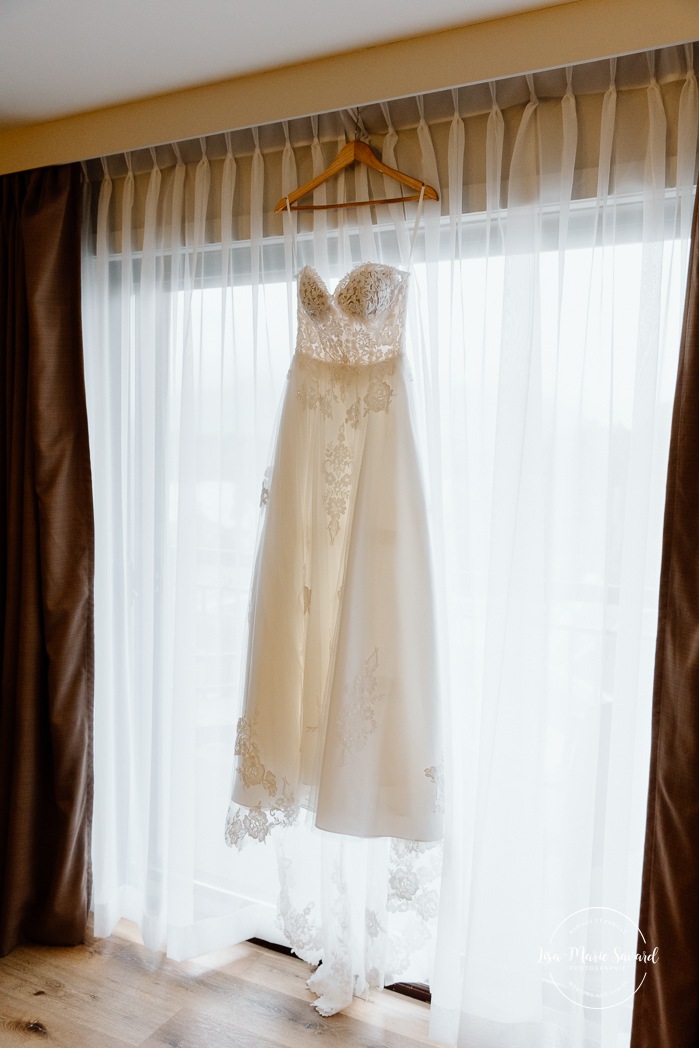 Bride getting ready with bridesmaids in hotel room. Mariage Hôtel Rive-Gauche Beloeil. Photographe mariage à Montréal. Montreal wedding photographer.