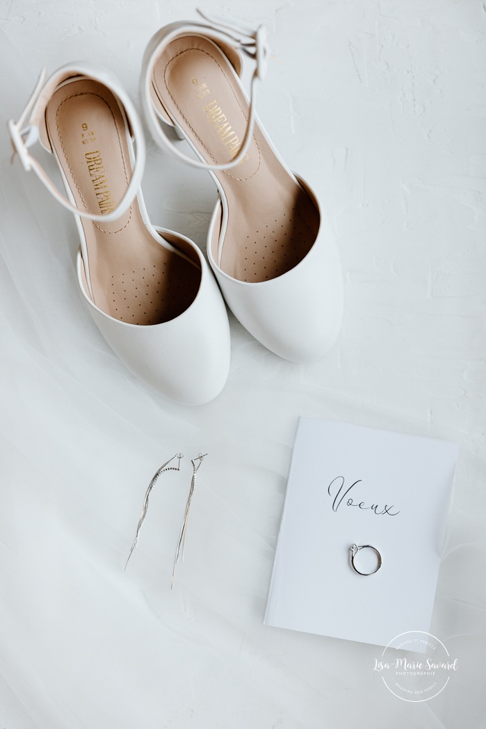 Bridal wedding flat lay. Bride getting ready with bridesmaids in hotel room. Mariage Hôtel Rive-Gauche Beloeil. Photographe mariage à Montréal. Montreal wedding photographer.