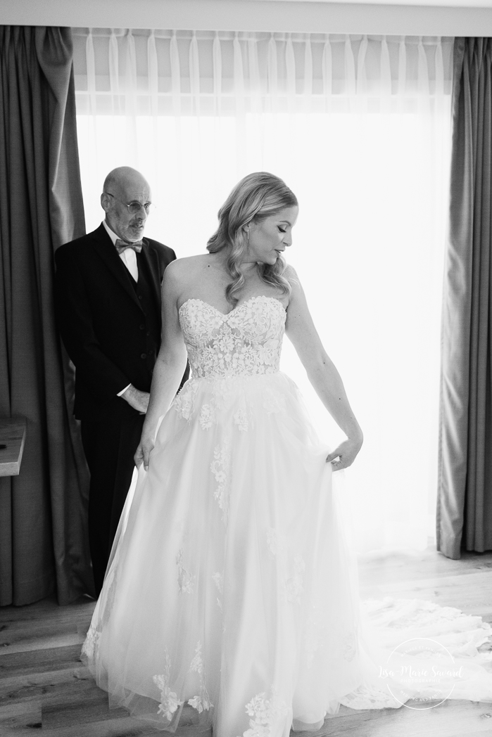 Father of the bride first look. Bride and father wedding first look. Bride getting ready with bridesmaids in hotel room. Mariage Hôtel Rive-Gauche Beloeil. Photographe mariage à Montréal. Montreal wedding photographer.