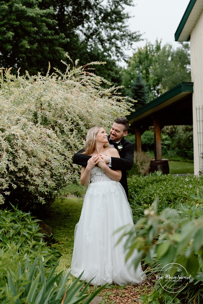 Rainy wedding photos. Wedding photos with umbrellas. Mariage pluvieux à Montréal. Montreal rainy wedding. Photographe mariage à Montréal. Montreal wedding photographer. Mariage à Mouton Village. Mouton Village wedding.