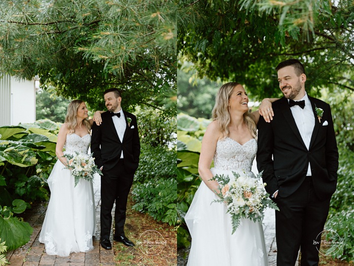 Rainy wedding photos. Wedding photos with umbrellas. Mariage pluvieux à Montréal. Montreal rainy wedding. Photographe mariage à Montréal. Montreal wedding photographer. Mariage à Mouton Village. Mouton Village wedding.