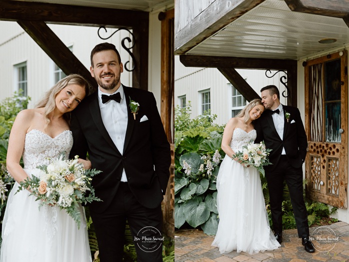 Rainy wedding photos. Wedding photos with umbrellas. Mariage pluvieux à Montréal. Montreal rainy wedding. Photographe mariage à Montréal. Montreal wedding photographer. Mariage à Mouton Village. Mouton Village wedding.