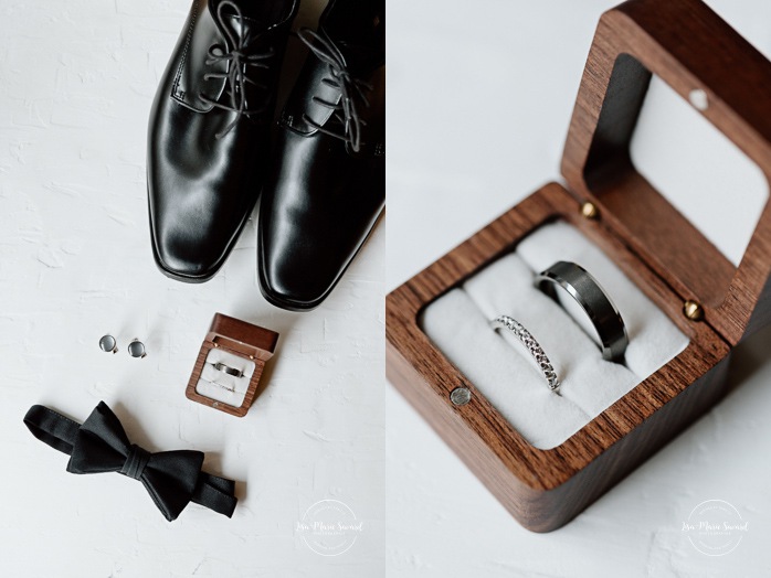 Groom flat lay of accessories. Groom getting ready with groomsmen in hotel room. Mariage Hôtel Rive-Gauche Beloeil. Photographe mariage à Montréal. Montreal wedding photographer.