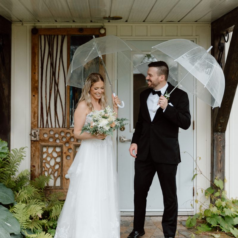 Rainy wedding photos. Wedding photos with umbrellas. Mariage pluvieux à Montréal. Montreal rainy wedding. Photographe mariage à Montréal. Montreal wedding photographer. Mariage à Mouton Village. Mouton Village wedding.