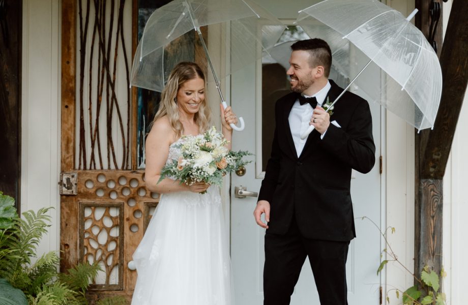 Rainy wedding photos. Wedding photos with umbrellas. Mariage pluvieux à Montréal. Montreal rainy wedding. Photographe mariage à Montréal. Montreal wedding photographer. Mariage à Mouton Village. Mouton Village wedding.