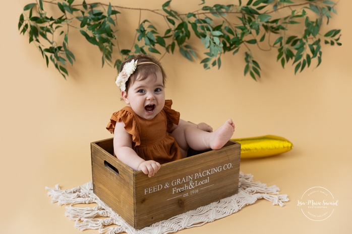 Fun Smash Cake ideas. Rustic Smash Cake session. Greenery Smash Cake photos. Natural Smash Cake photos. Photographe Smash Cake à Montréal. Montreal Smash Cake photographer. Séance photo de premier anniversaire. First birthday photoshoot.
