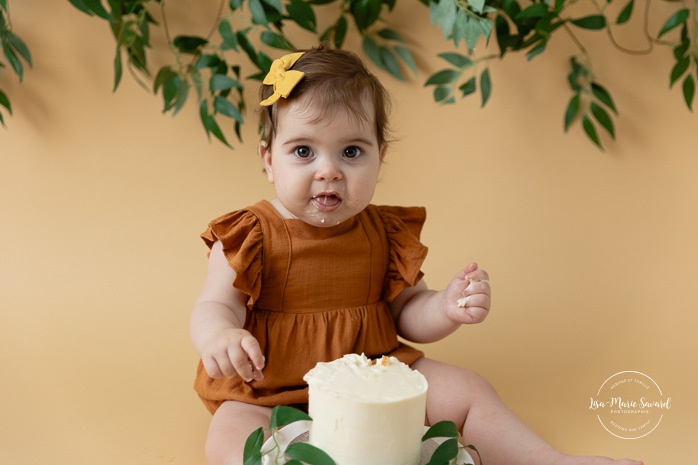 Fun Smash Cake ideas. Rustic Smash Cake session. Greenery Smash Cake photos. Natural Smash Cake photos. Photographe Smash Cake à Montréal. Montreal Smash Cake photographer. Séance photo de premier anniversaire. First birthday photoshoot.