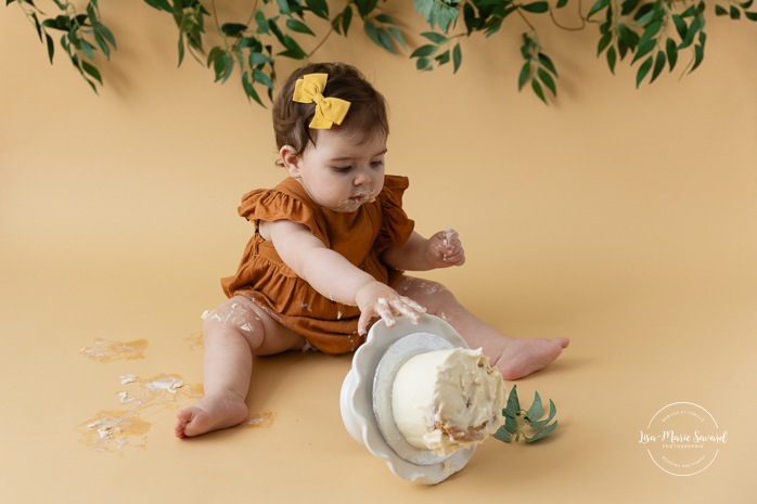Fun Smash Cake ideas. Rustic Smash Cake session. Greenery Smash Cake photos. Natural Smash Cake photos. Photographe Smash Cake à Montréal. Montreal Smash Cake photographer. Séance photo de premier anniversaire. First birthday photoshoot.