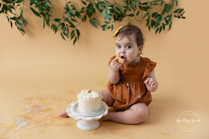 Fun Smash Cake ideas. Rustic Smash Cake session. Greenery Smash Cake photos. Natural Smash Cake photos. Photographe Smash Cake à Montréal. Montreal Smash Cake photographer. Séance photo de premier anniversaire. First birthday photoshoot.
