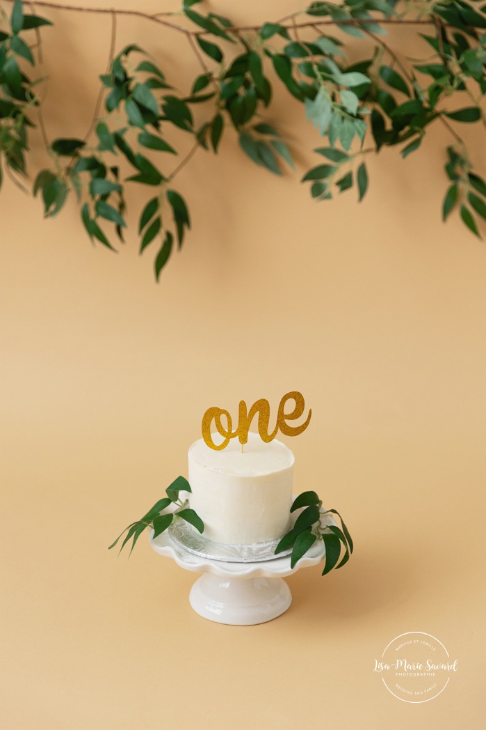 Fun Smash Cake ideas. Rustic Smash Cake session. Greenery Smash Cake photos. Natural Smash Cake photos. Photographe Smash Cake à Montréal. Montreal Smash Cake photographer. Séance photo de premier anniversaire. First birthday photoshoot.