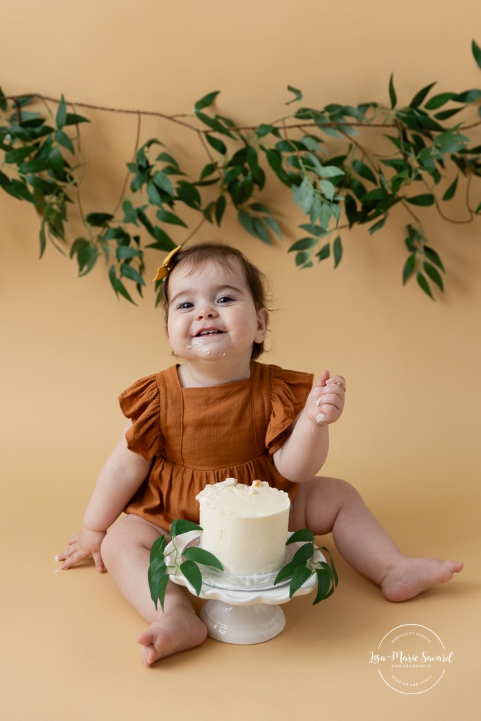 Fun Smash Cake ideas. Rustic Smash Cake session. Greenery Smash Cake photos. Natural Smash Cake photos. Photographe Smash Cake à Montréal. Montreal Smash Cake photographer. Séance photo de premier anniversaire. First birthday photoshoot.