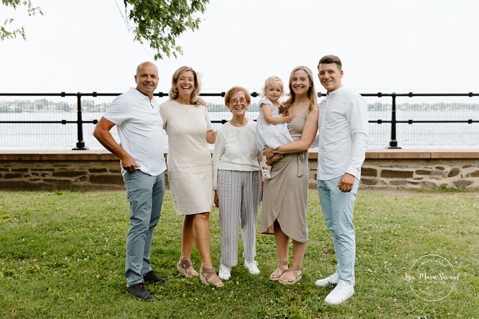 Extended family photos. Family photos with great grandparents. Fun family photos ideas. Outdoor family photos. Photos de famille au Fort de Chambly. Séance intergénérationnelle à Montréal. Photographe Rive-Sud Montréal. Montreal extended family photos.