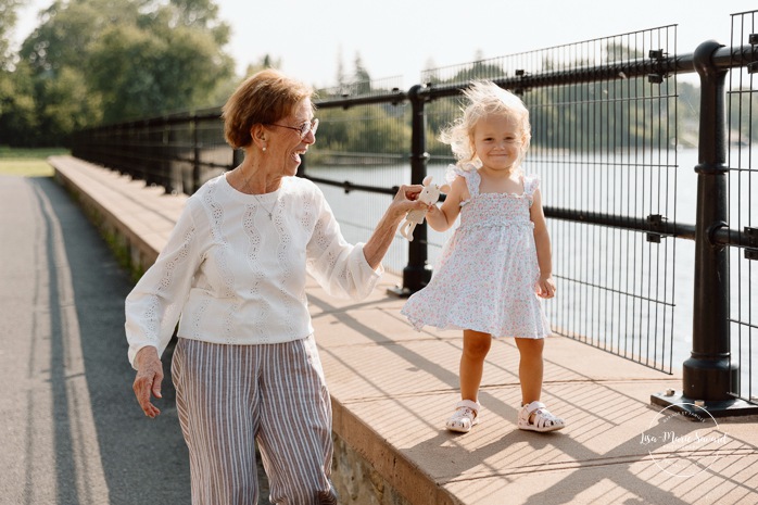 Extended family photos. Family photos with great grandparents. Fun family photos ideas. Outdoor family photos. Photos de famille au Fort de Chambly. Séance intergénérationnelle à Montréal. Photographe Rive-Sud Montréal. Montreal extended family photos.