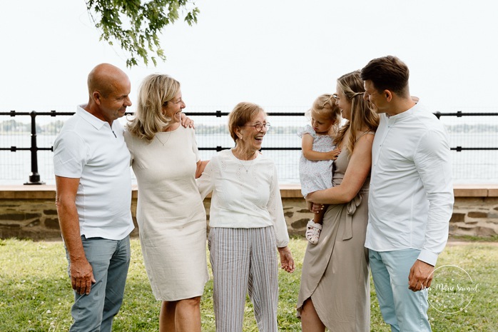 Extended family photos. Family photos with great grandparents. Fun family photos ideas. Outdoor family photos. Photos de famille au Fort de Chambly. Séance intergénérationnelle à Montréal. Photographe Rive-Sud Montréal. Montreal extended family photos.