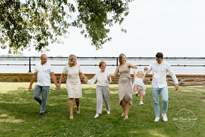 Extended family photos. Family photos with great grandparents. Fun family photos ideas. Outdoor family photos. Photos de famille au Fort de Chambly. Séance intergénérationnelle à Montréal. Photographe Rive-Sud Montréal. Montreal extended family photos.