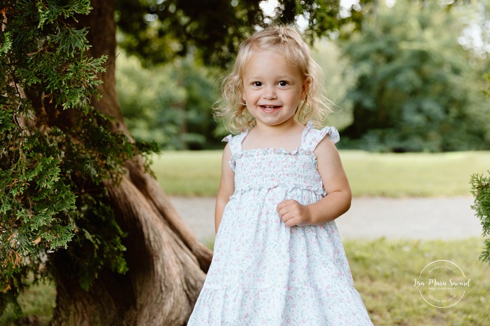 Family photos with toddler girl. Fun family photos ideas. Outdoor family photos. Photos de famille au Fort de Chambly. Séance intergénérationnelle à Montréal. Photographe Rive-Sud Montréal. Montreal extended family photos.