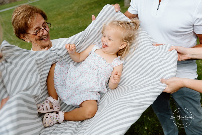 Extended family photos. Family photos with great grandparents. Fun family photos ideas. Outdoor family photos. Photos de famille au Fort de Chambly. Séance intergénérationnelle à Montréal. Photographe Rive-Sud Montréal. Montreal extended family photos.