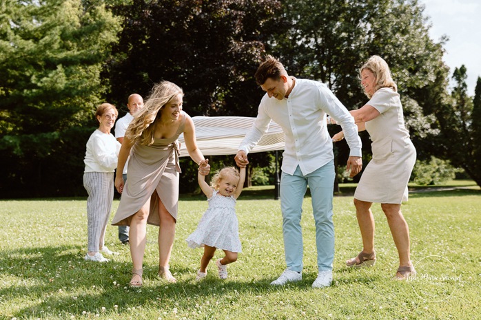 Extended family photos. Family photos with great grandparents. Fun family photos ideas. Outdoor family photos. Photos de famille au Fort de Chambly. Séance intergénérationnelle à Montréal. Photographe Rive-Sud Montréal. Montreal extended family photos.