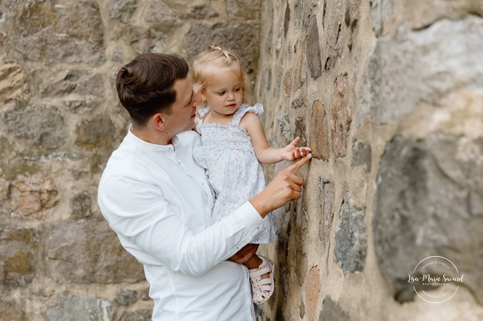 Family photos with toddler girl. Fun family photos ideas. Outdoor family photos. Photos de famille au Fort de Chambly. Séance intergénérationnelle à Montréal. Photographe Rive-Sud Montréal. Montreal extended family photos.