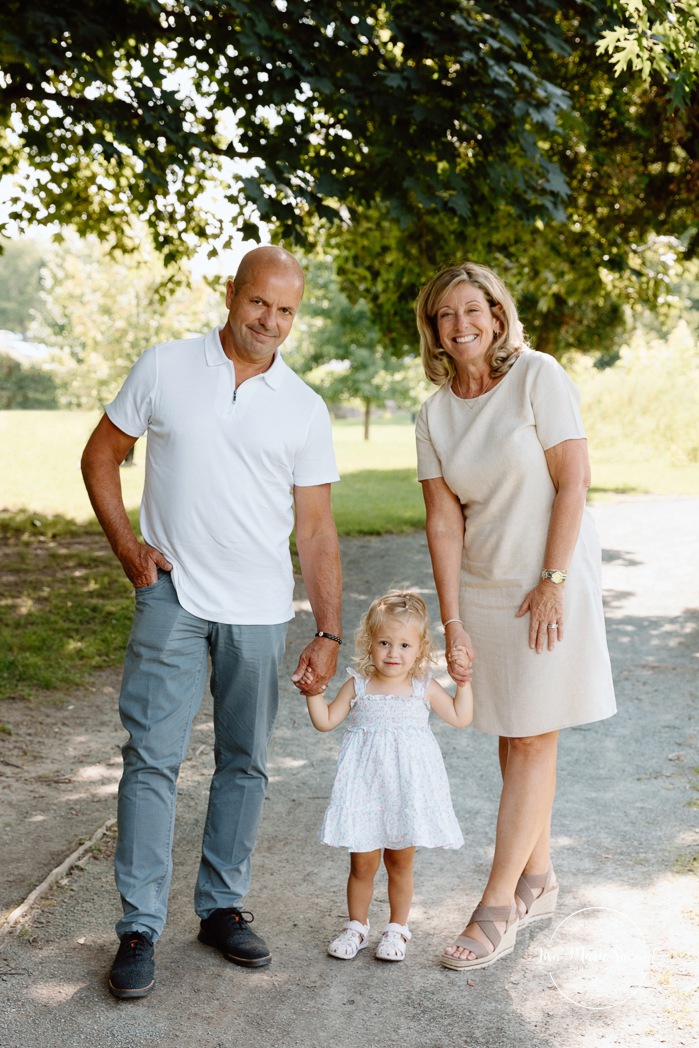 Extended family photos. Family photos with grandparents. Fun family photos ideas. Outdoor family photos. Photos de famille au Fort de Chambly. Séance intergénérationnelle à Montréal. Photographe Rive-Sud Montréal. Montreal extended family photos.