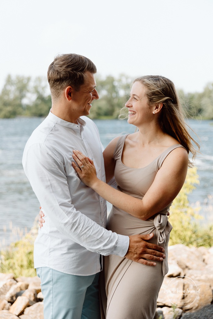 River engagement photos. Waterfront engagement photos. Photos de famille au Fort de Chambly. Séance intergénérationnelle à Montréal. Photographe Rive-Sud Montréal. Montreal extended family photos.