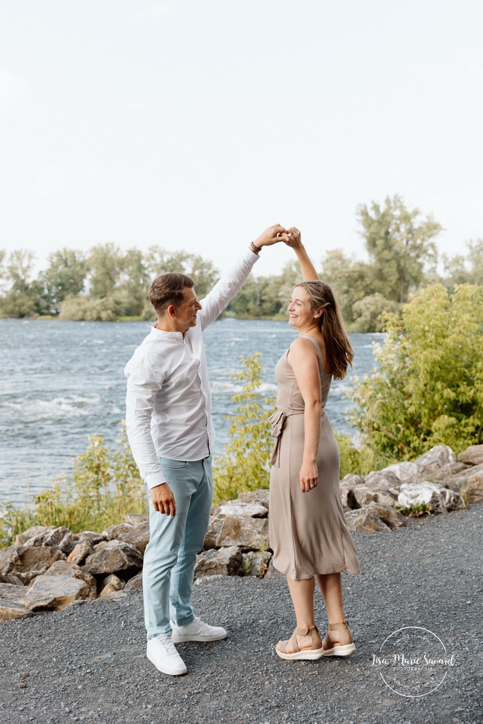 River engagement photos. Waterfront engagement photos. Photos de famille au Fort de Chambly. Séance intergénérationnelle à Montréal. Photographe Rive-Sud Montréal. Montreal extended family photos.