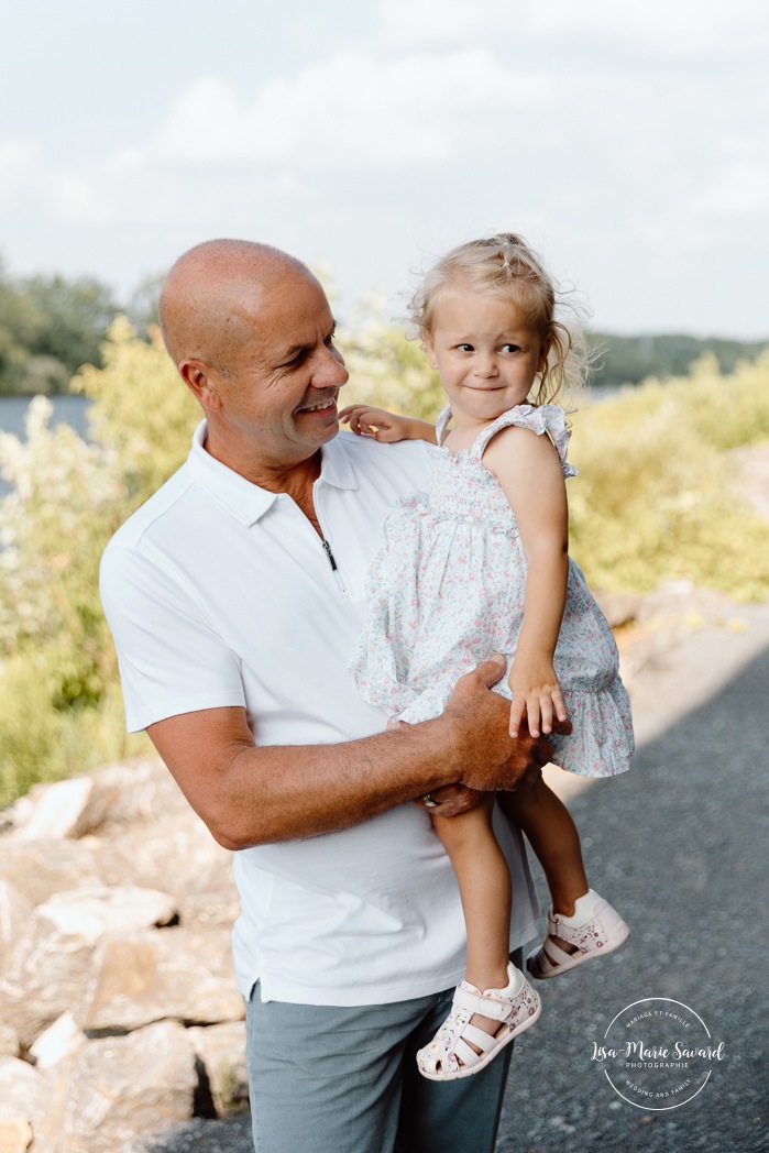 Extended family photos. Family photos with grandparents. Fun family photos ideas. Outdoor family photos. Photos de famille au Fort de Chambly. Séance intergénérationnelle à Montréal. Photographe Rive-Sud Montréal. Montreal extended family photos.