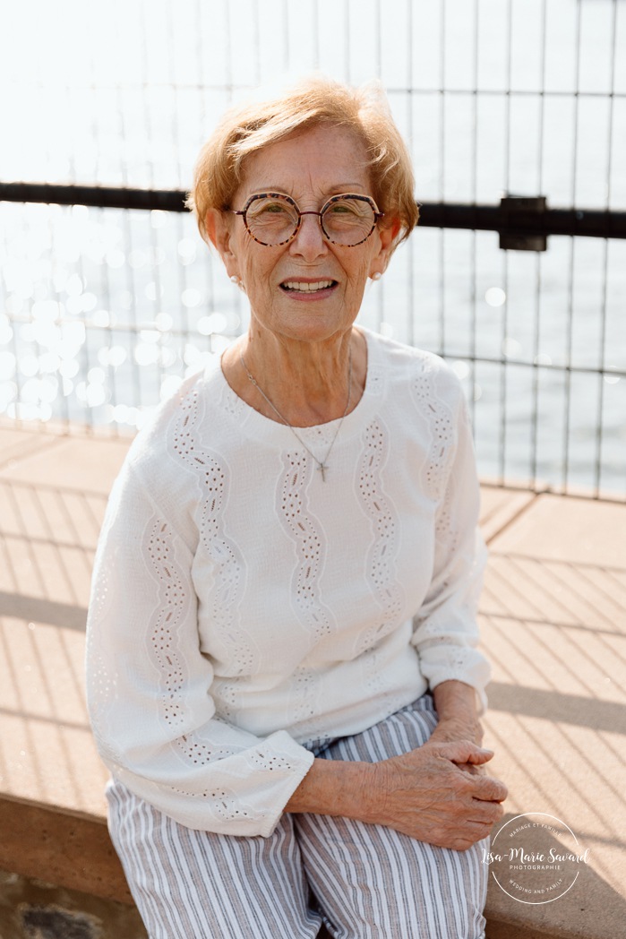 Extended family photos. Family photos with great grandparents. Fun family photos ideas. Outdoor family photos. Photos de famille au Fort de Chambly. Séance intergénérationnelle à Montréal. Photographe Rive-Sud Montréal. Montreal extended family photos.