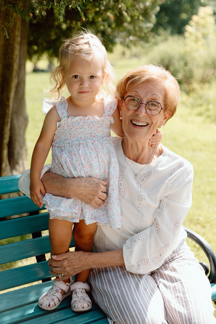 Extended family photos. Family photos with grandparents. Fun family photos ideas. Outdoor family photos. Photos de famille au Fort de Chambly. Séance intergénérationnelle à Montréal. Photographe Rive-Sud Montréal. Montreal extended family photos.