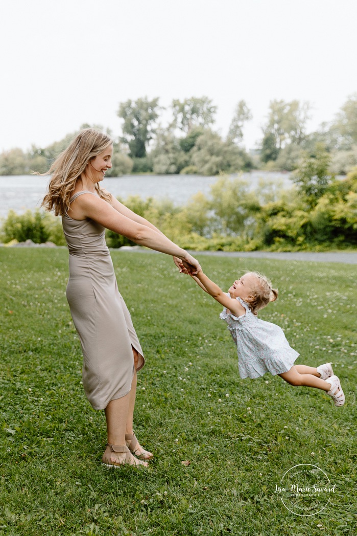 Family photos with toddler girl. Fun family photos ideas. Outdoor family photos. Photos de famille au Fort de Chambly. Séance intergénérationnelle à Montréal. Photographe Rive-Sud Montréal. Montreal extended family photos.