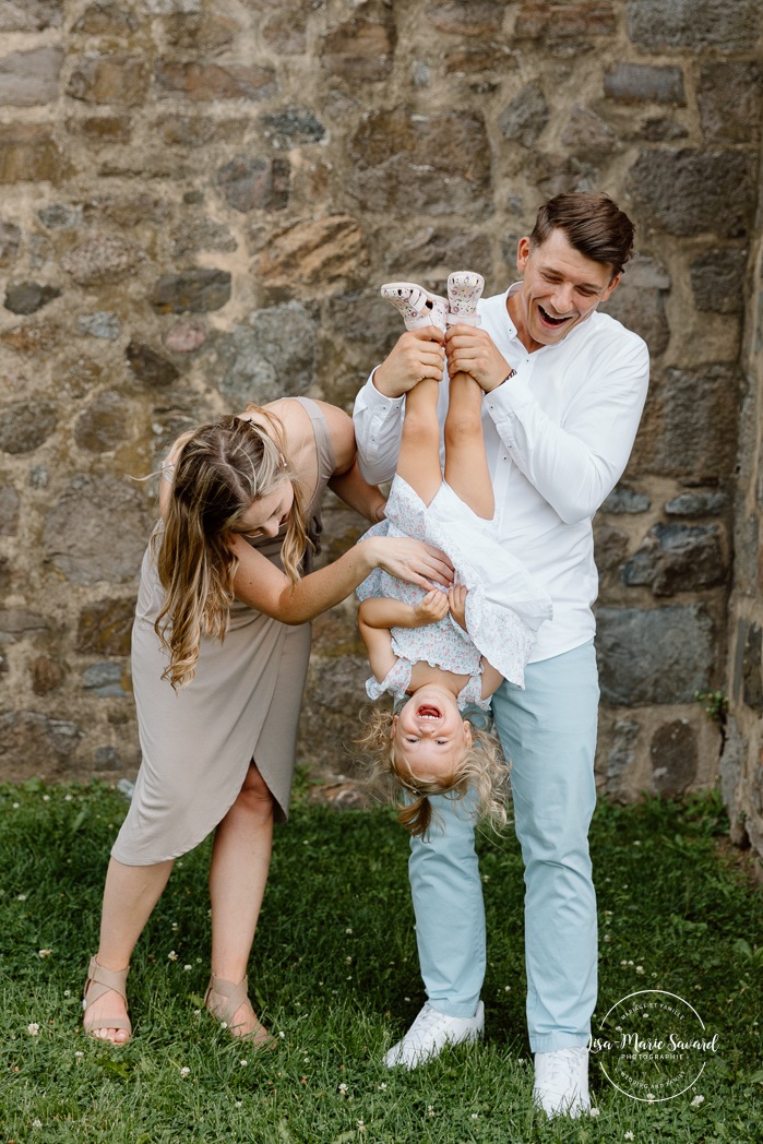 Family photos with toddler girl. Fun family photos ideas. Outdoor family photos. Photos de famille au Fort de Chambly. Séance intergénérationnelle à Montréal. Photographe Rive-Sud Montréal. Montreal extended family photos.