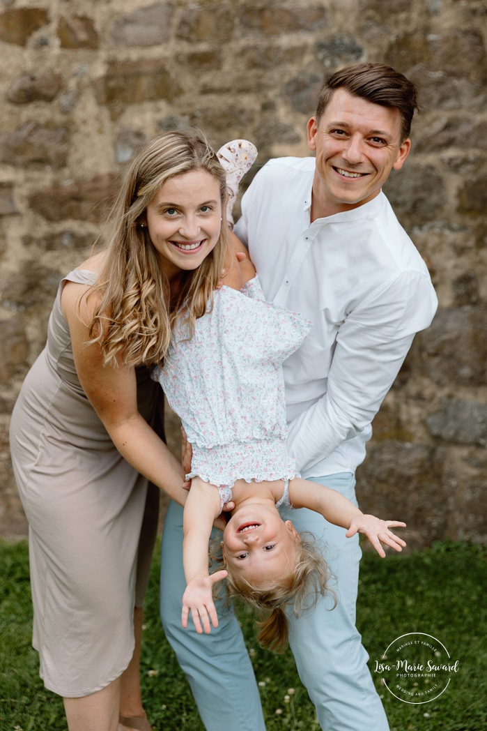 Family photos with toddler girl. Fun family photos ideas. Outdoor family photos. Photos de famille au Fort de Chambly. Séance intergénérationnelle à Montréal. Photographe Rive-Sud Montréal. Montreal extended family photos.