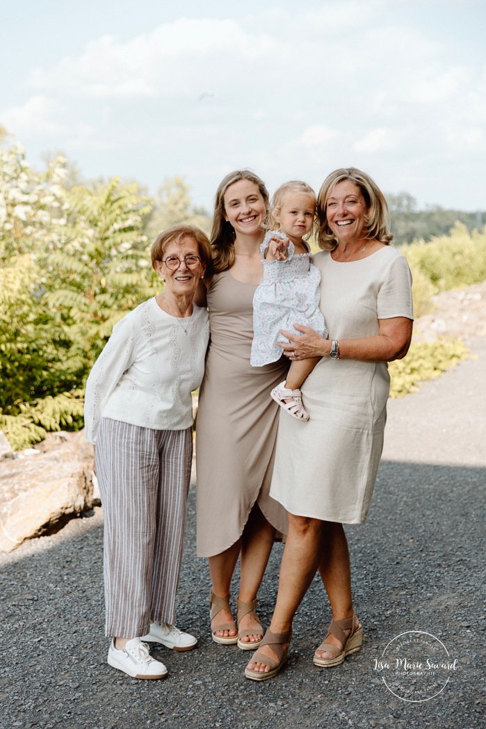 Extended family photos. Family photos with great grandparents. Fun family photos ideas. Outdoor family photos. Photos de famille au Fort de Chambly. Séance intergénérationnelle à Montréal. Photographe Rive-Sud Montréal. Montreal extended family photos.