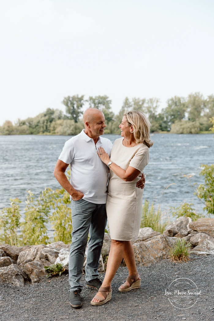 Older couple photos. Middle age couple photos. Photos de famille au Fort de Chambly. Séance intergénérationnelle à Montréal. Photographe Rive-Sud Montréal. Montreal extended family photos.