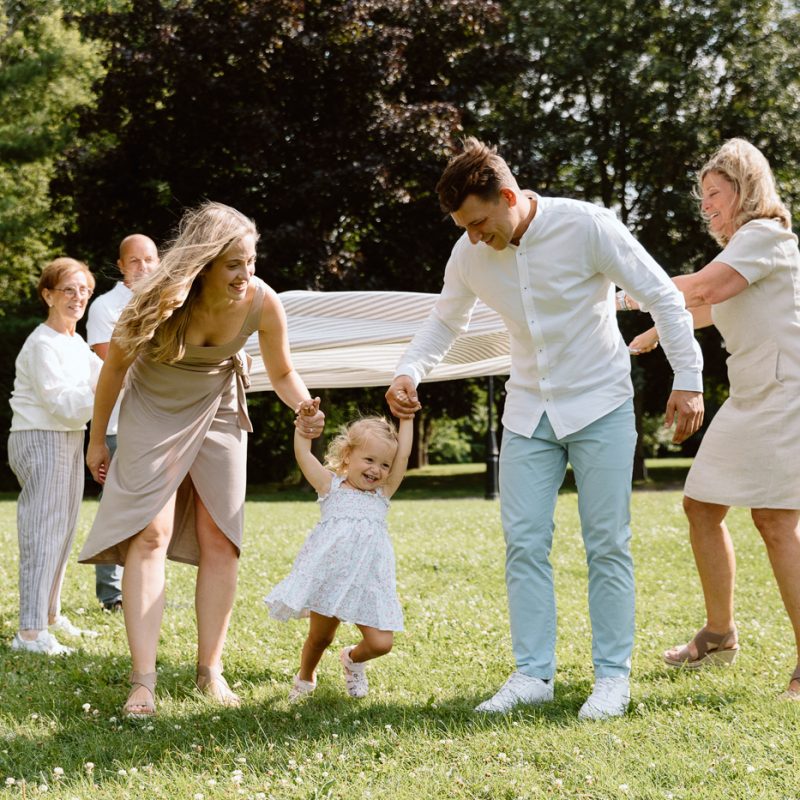 Extended family photos. Family photos with great grandparents. Fun family photos ideas. Outdoor family photos. Photos de famille au Fort de Chambly. Séance intergénérationnelle à Montréal. Photographe Rive-Sud Montréal. Montreal extended family photos.