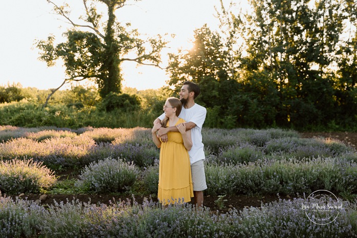 Lavender field engagement photos. Lavender field photo session. Golden hour engagement photos. Séance photo à la Maison Lavande. Maison Lavande photoshoot. Photos de fiançailles à Montréal. Montreal engagement photos.