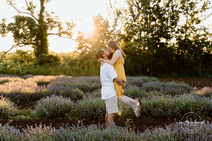 Lavender field engagement photos. Lavender field photo session. Golden hour engagement photos. Séance photo à la Maison Lavande. Maison Lavande photoshoot. Photos de fiançailles à Montréal. Montreal engagement photos.