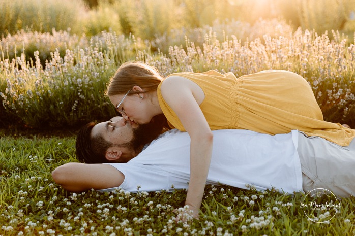 Lavender field engagement photos. Lavender field photo session. Golden hour engagement photos. Séance photo à la Maison Lavande. Maison Lavande photoshoot. Photos de fiançailles à Montréal. Montreal engagement photos.