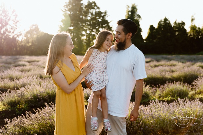 Lavender field family photos. Lavender field photo session. Family photos with dogs. Family photos with pets. Golden hour family photos. Séance photo à la Maison Lavande. Maison Lavande photoshoot. Photos de fiançailles à Montréal. Montreal engagement photos.