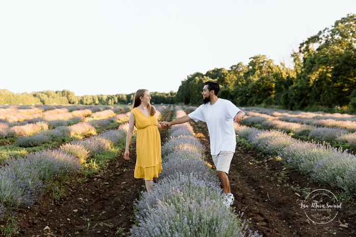 Lavender field engagement photos. Lavender field photo session. Golden hour engagement photos. Séance photo à la Maison Lavande. Maison Lavande photoshoot. Photos de fiançailles à Montréal. Montreal engagement photos.