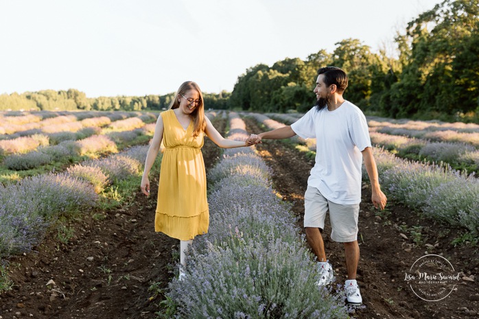 Lavender field engagement photos. Lavender field photo session. Golden hour engagement photos. Séance photo à la Maison Lavande. Maison Lavande photoshoot. Photos de fiançailles à Montréal. Montreal engagement photos.